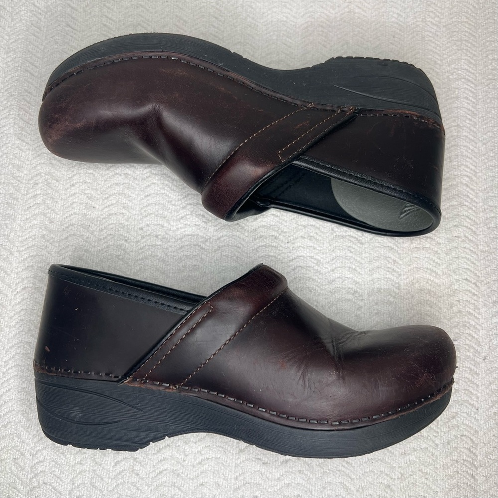 dansko / brown xp 2.0 waterproof pull up clogs size 39 womens